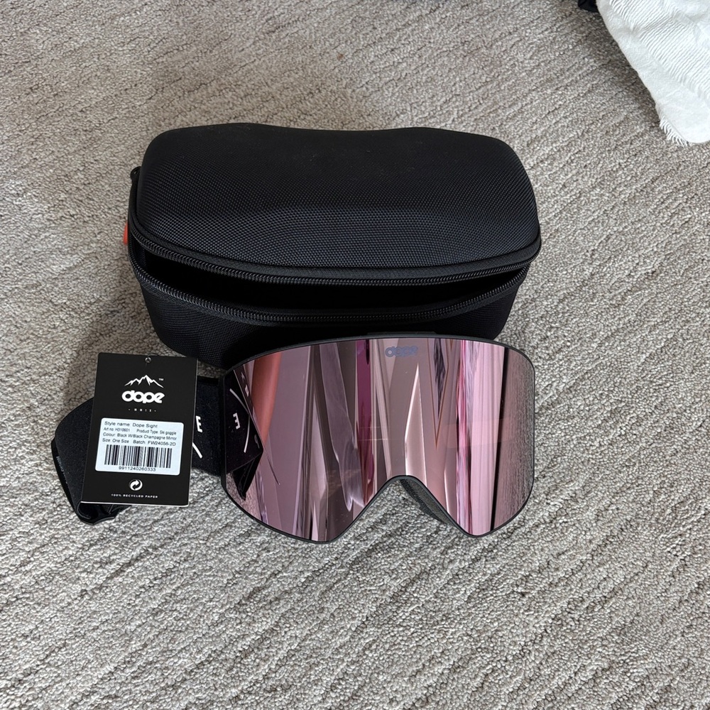 DOPE VR Goggles with Reflective Pink Lens and Black Case